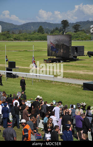 Greymouth, Nouvelle-Zélande, 2 décembre 2010 : la foule à la rivière aux Brochets, Service commémoratif en l'honneur des 29 hommes tués dans la mine de Pike River près de Greymouth, 2010 Banque D'Images