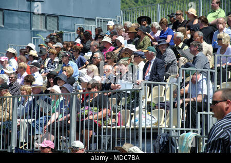 Greymouth, Nouvelle-Zélande, 2 décembre 2010 : la foule à la rivière aux Brochets, Service commémoratif en l'honneur des 29 hommes tués dans la mine de Pike River près de Greymouth, 2010 Banque D'Images