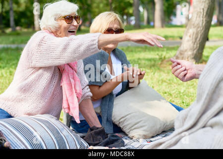 Happy Friends Enjoying Picnic in Park Banque D'Images