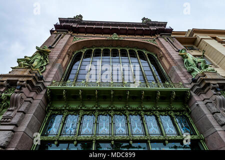 ST.PETERSBURG - Juin 14, 2015 : Façade d'Eliseyev Emporium à Saint-Pétersbourg Banque D'Images