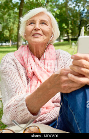 Happy Senior Woman Using Smartphone Banque D'Images