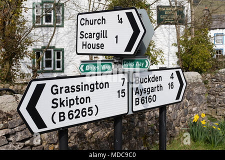 Un panneau routier dans le village de Kettlewell, Yorkshire, Angleterre Banque D'Images
