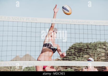 Joueur de beach-volley féminin en action, Los Cristianos, Tenerife, Espagne Banque D'Images