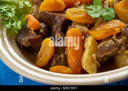 Le curry d'agneau doux agneau potjie curry, cuisine sud-africaine traditionnelle , un assortiment de plats, vue d'en haut. Banque D'Images