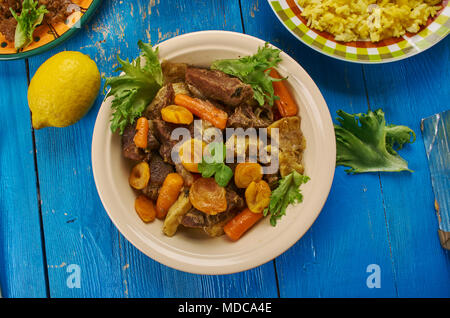 Le curry d'agneau doux agneau potjie curry, cuisine sud-africaine traditionnelle , un assortiment de plats, vue d'en haut. Banque D'Images