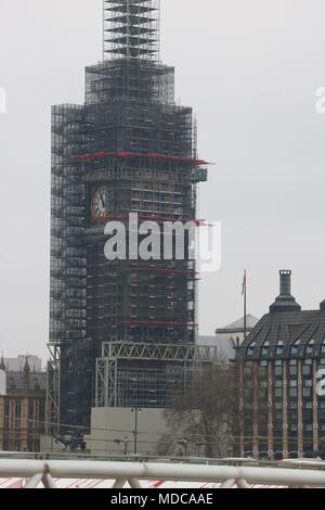 London's Big Ben clock tower entouré par un échafaudage au cours d'un lifting et les travaux de construction Banque D'Images