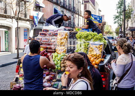 Mexico,Hispanic Centro historico centre historique,de Febrero,camion de fruits de production,raisins,oranges,pommes,vendeurs de rue vendre,s Banque D'Images