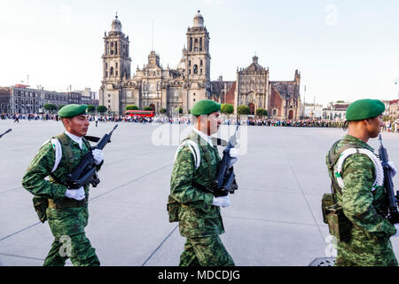 Mexico, Mexicain, hispanique Latin Latino ethnique, centre historique, Plaza de la Constitucion Constitution Zocalo, cérémonie de descente du drapeau, v Banque D'Images