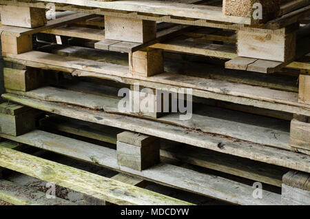 Gros plan du vieux bois empilé EURO-industriel Banque D'Images