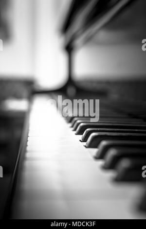 Extreme close-up de touches de piano avec arrière-plan flou. Une clé dans la mise au point. Banque D'Images