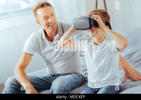 Heureux happy boy portant des lunettes de réalité virtuelle Banque D'Images