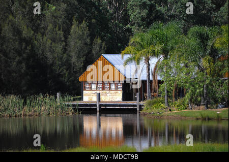 Lakehouse bois entouré d'une forêt et de verdure à scenic winery dans la Hunter Valley Banque D'Images
