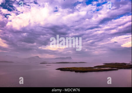 Nuages spectaculaires, tôt le matin sur la côte du Nordland. Vestfjorden face aux l'archipel des Lofoten. Banque D'Images