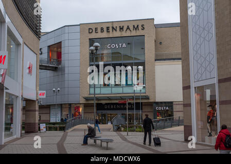 Les gens de l'extérieur Debenhams et H&M à la Riverside Centre Commercial, Hemel Hempstead, Hertfordshire Banque D'Images