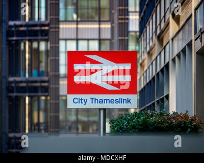 La Ville et signe Thameslink Thameslink station dans le centre de Londres. La station était à l'origine mais HOLBORN VIADUCT réaménagé en 1990. Banque D'Images