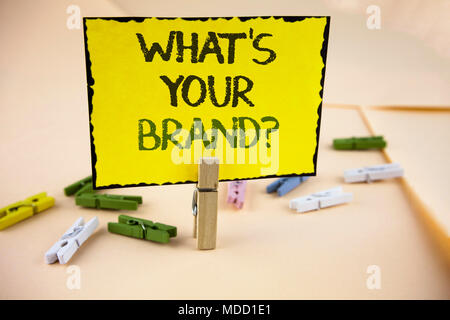 Écrit remarque montrant quel est votre marque de question. Photo d'affaires mettant en vedette Définir marque individuelle Identifier les écrits de l'entreprise Post-it jaune P Banque D'Images