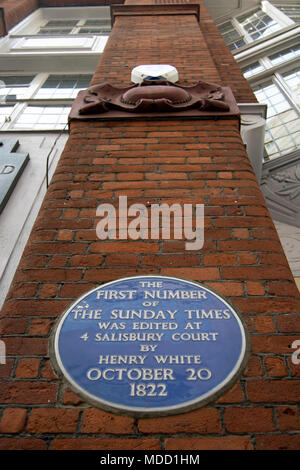 Blue plaque marquant l'emplacement où la première édition du Sunday Times Journal a été édité en 1822, Salisbury court, London, England Banque D'Images