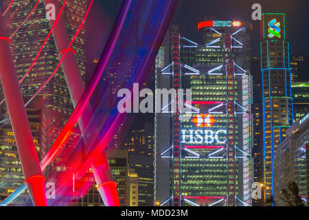 Hong Kong et la roue d'observation, Hong Kong et Shanghai Bank, HSBC Building, Victoria Harbour, Hong Kong, Chine. Banque D'Images