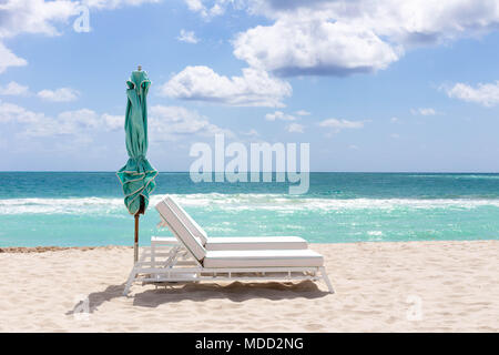 Maison de vacances et locations de concept historique des chaises sur la plage de sable près de la mer, belle journée d'été. Banque D'Images