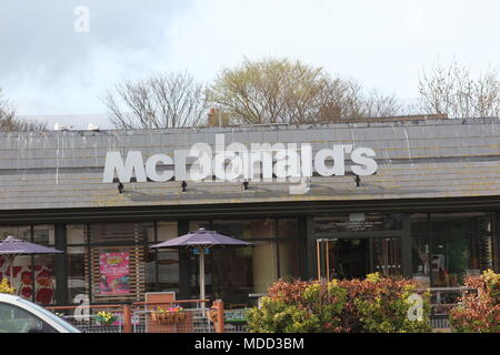 Un petit garçon, le petit-déjeuner à Mc Donald's à Llandudno Banque D'Images