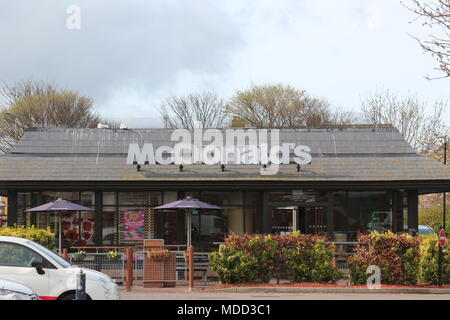 Un petit garçon, le petit-déjeuner à Mc Donald's à Llandudno Banque D'Images