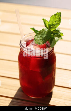 Blueberry ice tea de feuilles de menthe Banque D'Images