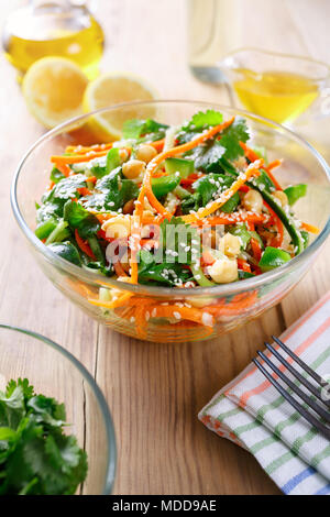 Salade de nouilles thaïlandaise de carottes et de concombre avec les pois chiches, la coriandre et les graines de sésame dans une sauce aigre-douce. Le concept d'une saine alimentation Banque D'Images