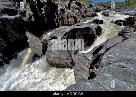 Cascade sauvage dans rocky valley Banque D'Images