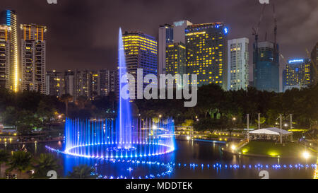Kuala Lumpur, Malaisie - Fontaines à la base des tours Petronas Banque D'Images