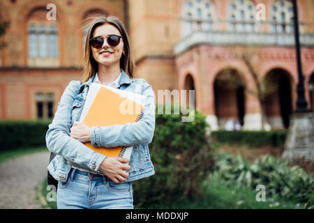 Jeune femme étudiant sur le campus Banque D'Images