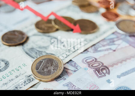 Roubles, dollar et euro avec ligne de tendance rouge. Tendance à la baisse Banque D'Images