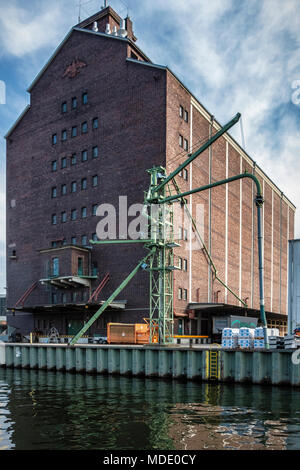 Berlin-Moabit,Westhafen,Port Ouest,. Historique BEHALA Brick Warehouse bâtiment à côté de canal Banque D'Images