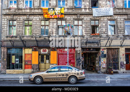 Berlin, Mitte. Schokoladen Projet culturel dans l'ancien bâtiment dans Ackerstrasse avec des bannières soutenir Carles Puigdemont, Banque D'Images