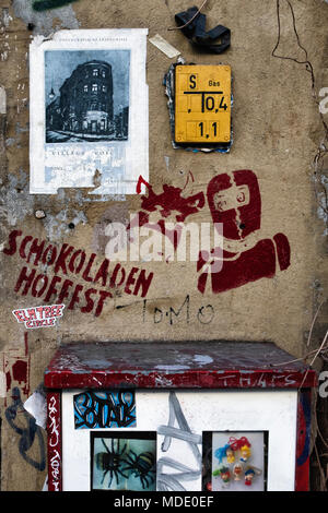 Berlin, Mitte. Schokoladen Projet culturel dans l'ancien bâtiment dans Ackerstrasse. Détail du mur du bâtiment,autocollants & graffiti. Banque D'Images