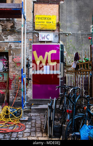 Berlin, Mitte. Schokoladen Projet culturel dans l'ancien bâtiment dans Ackerstrasse. Détail de construction. Porte des toilettes avec WC sign Banque D'Images