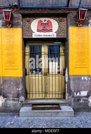 Berlin, Mitte. Schokoladen Projet culturel dans l'ancien bâtiment dans Ackerstrasse. Détail de porte avec blason & lampes rouges Banque D'Images