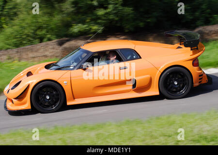 Profil (vue de côté) d'un bel orange fluorescent Noble M12 GT0-3R supercar britannique conduite rapide voiture de sport ou de course Banque D'Images