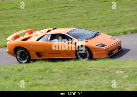 Orange Lamborghini Diablo GT '90 (1990) V12 supercar conduite rapide et course sur piste. Banque D'Images