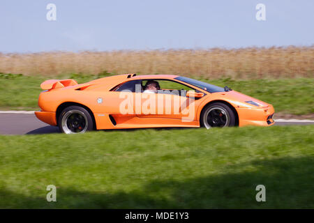 Orange Fluorescent Lamborghini Diablo GT V12 '90 (90) grand prix moto conduite rapide et course sur piste. Banque D'Images