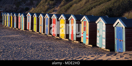 Cabines de plage le long de la ligne de rivage Banque D'Images