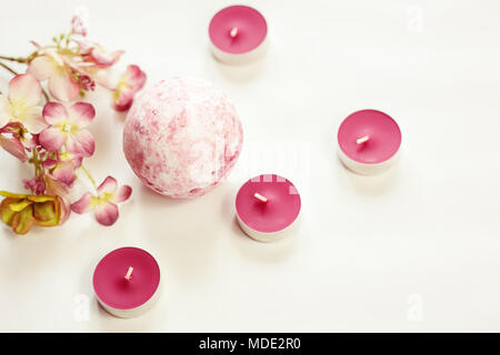 Bath bomb sur fond blanc Banque D'Images