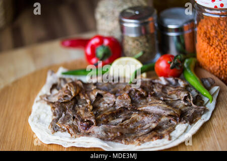 Bain Turc / Shawarma doner kebab servi sur un boeuf lavash. Banque D'Images