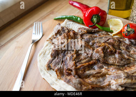 Bain Turc / Shawarma doner kebab servi sur un boeuf lavash. Banque D'Images