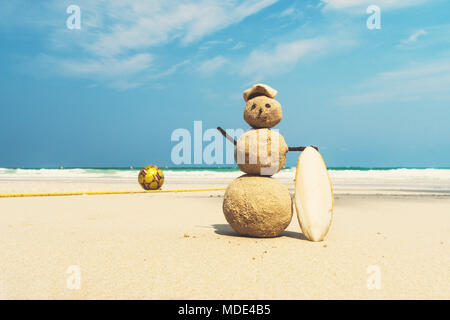 Tourist traveler aveuglé par le sable sur la plage au milieu de la belle mer et bleu ciel nuageux. concept de tourisme, Voyage d'hiver dans les pays chauds. ente Banque D'Images