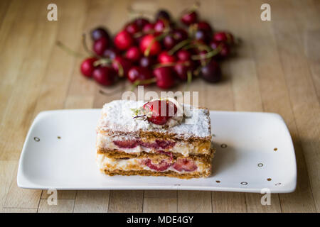 Pâte aux fraises mille-feuille avec Cherry Banque D'Images