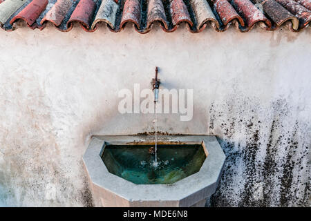 Close up d'une vieille fontaine et rustique dans un cadre idyllique village européen Banque D'Images