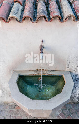 Close up d'une vieille fontaine et rustique dans un cadre idyllique village européen Banque D'Images