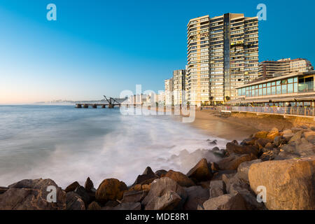 Vina del Mar, Région de Valparaiso, Chili - Vue de l'Acapulco beach et Muelle Vergara au crépuscule. Banque D'Images