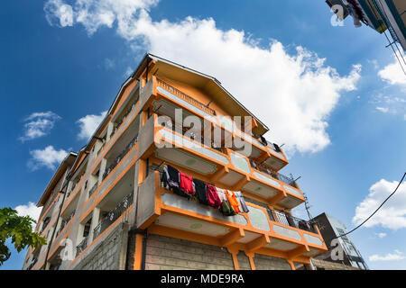 Maison typique de l'Afrique colorée en Tassia, un quartier résidentiel à l'Est de Nairobi, Kenya. Banque D'Images