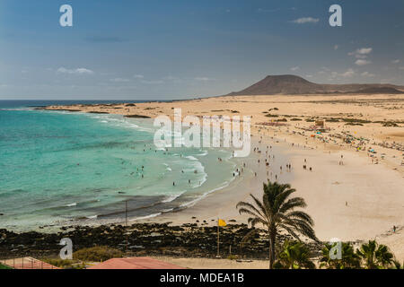 Vue aérienne de la plage de Corralejo et ses dunes encombrée de touristes à Fuerteventura, Espagne. Banque D'Images